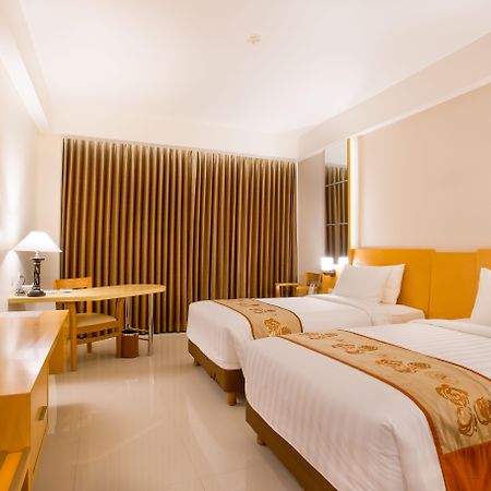 Golden Palace Hotel Lombok Матарам Экстерьер фото